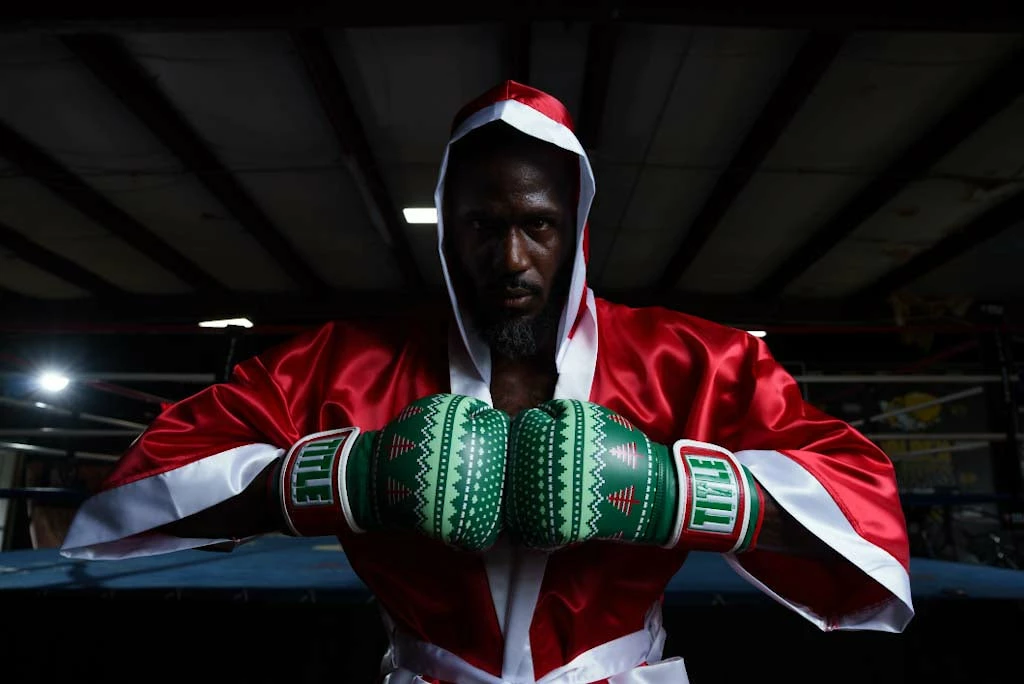 TITLE Boxing Limited Edition Deck The Halls Bag Gloves - Image 2