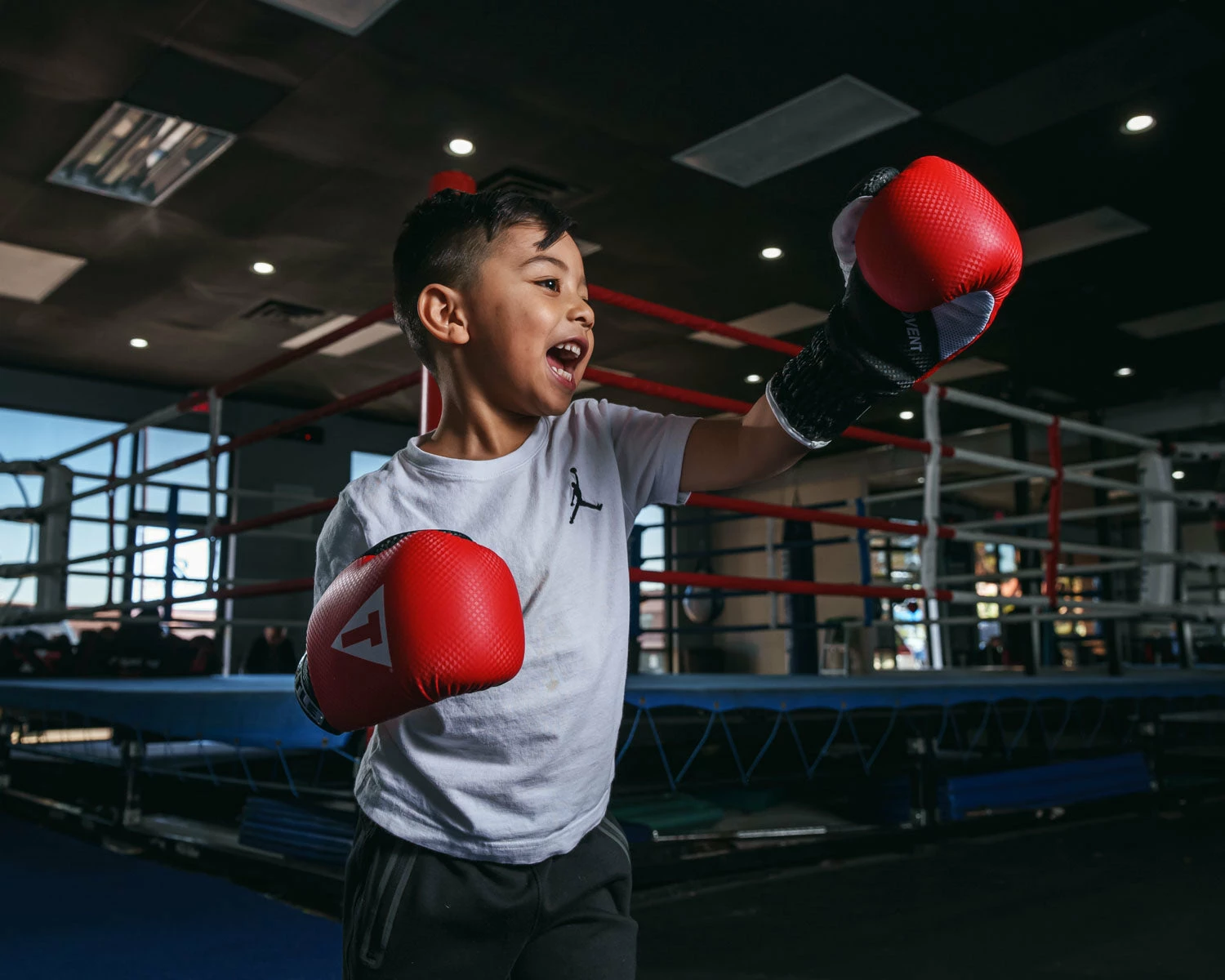 TITLE Boxing Aerovent Youth Gloves - Image 2