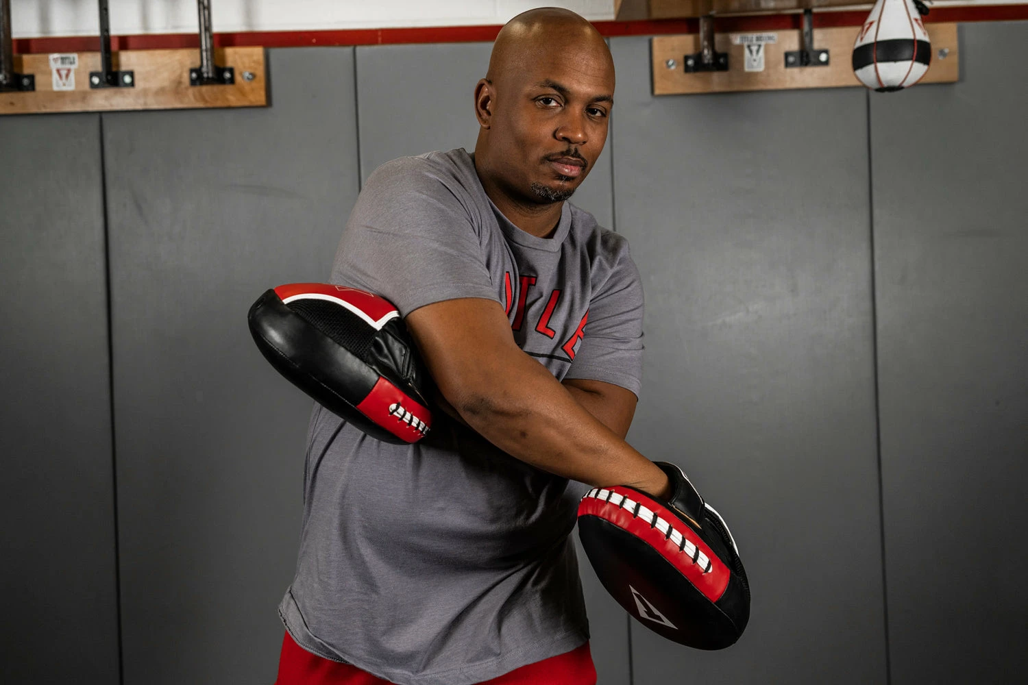 TITLE Boxing Air Vent Technology Punch Mitt - Image 9